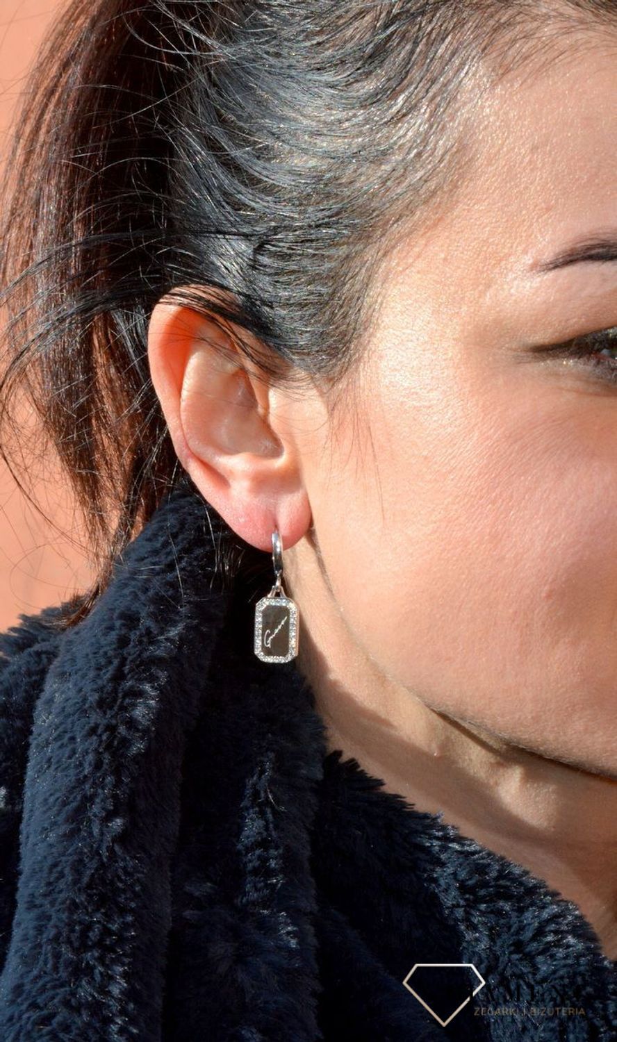 Kolczyki GUESS stalowe srebrne blaszki z cyrkonią UBE01133JWRHTU. Stalowe kolczyki wiszące z logo marki GUESS w kolorze srebra ozdobione kryształami. (3).jpg