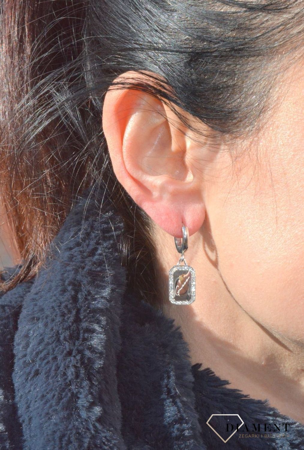 Kolczyki GUESS stalowe srebrne blaszki z cyrkonią UBE01133JWRHTU. Stalowe kolczyki wiszące z logo marki GUESS w kolorze srebra ozdobione kryształami. (3).jpg