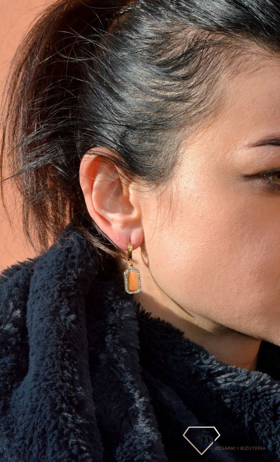 Kolczyki GUESS złote blaszki z cyrkoniami UBE01133JWYGTU. Stalowe kolczyki wiszące z logo marki GUESS w kolorze złota ozdobione cyrkoniami. Kolczyki składają się z.jpg