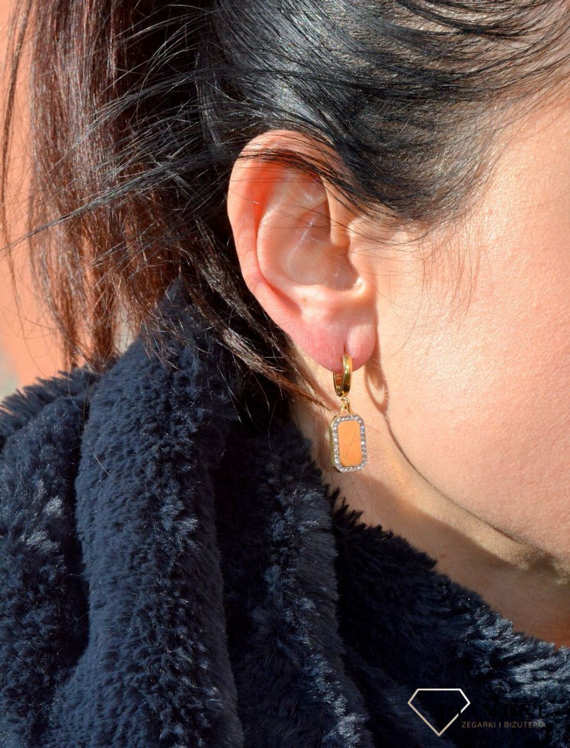 Kolczyki GUESS złote blaszki z cyrkoniami UBE01133JWYGTU. Stalowe kolczyki wiszące z logo marki GUESS w kolorze złota ozdobione cyrkoniami. Kolczyki składają się z.jpg