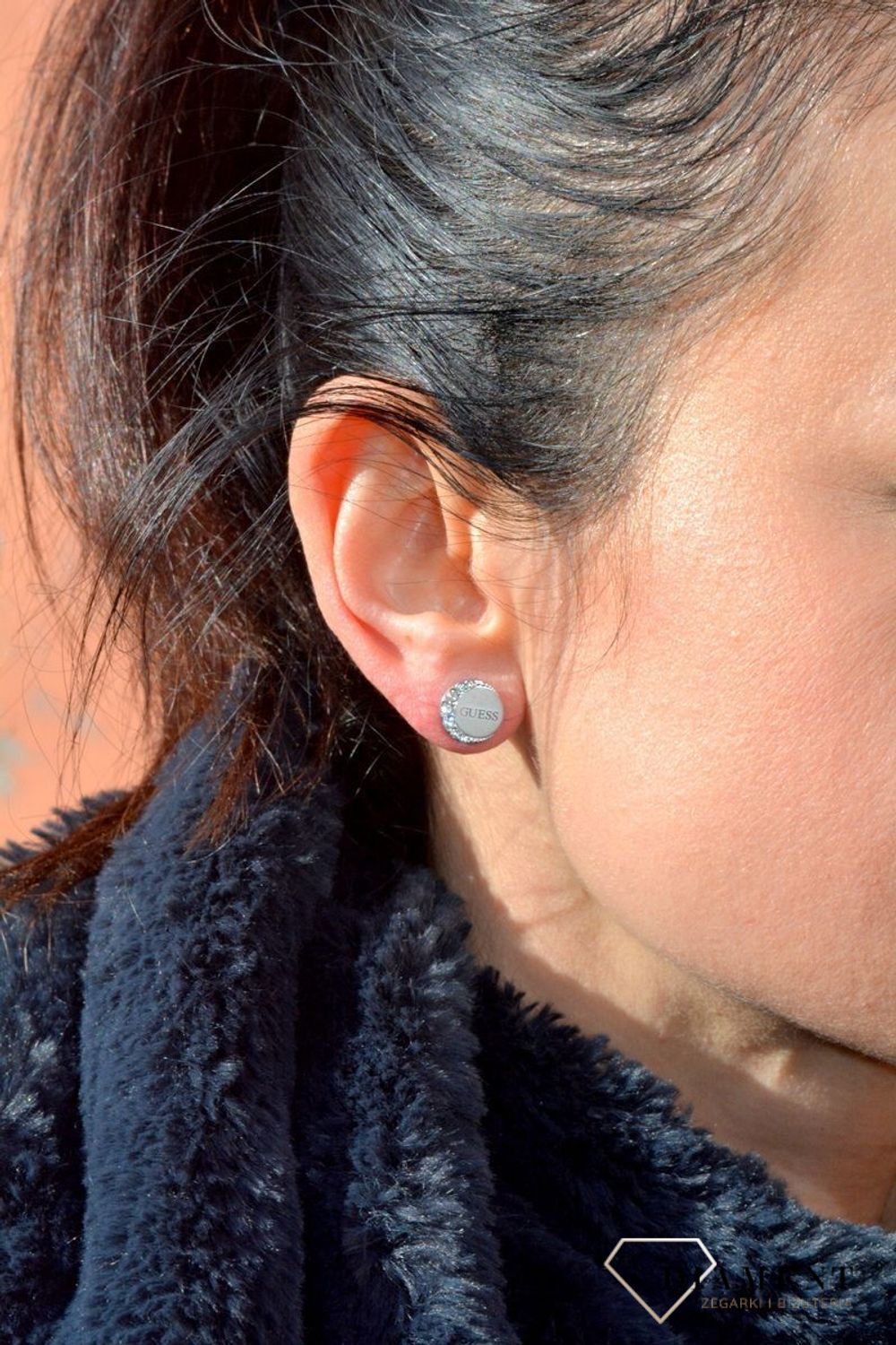 Kolczyki GUESS fazy księżyca z cyrkoniami UBE01195JWRHTU. Kolczyki GUESS Moon Phases. Kolczyki wykonane z najwyższej jakości stali w kolorze srebra. Logo firmy u (2).jpg