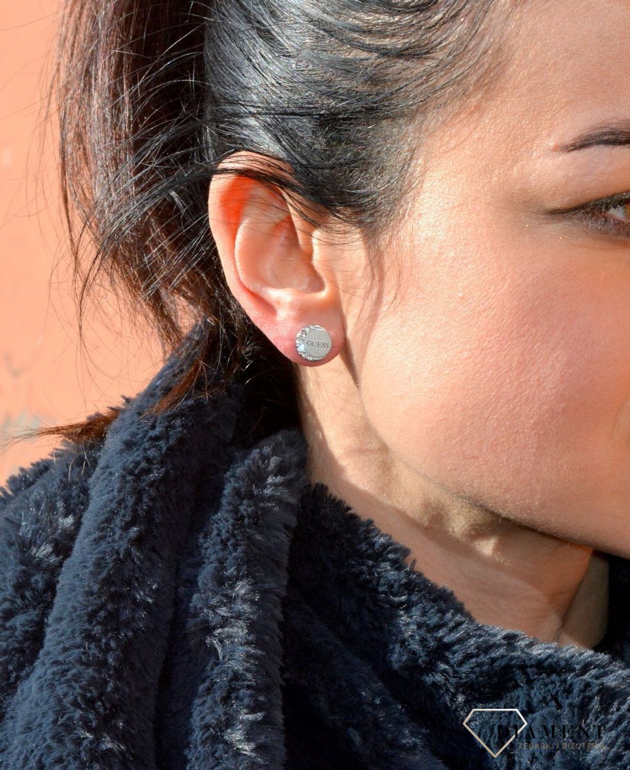 Kolczyki GUESS fazy księżyca z cyrkoniami UBE01195JWRHTU. Kolczyki GUESS Moon Phases. Kolczyki wykonane z najwyższej jakości stali w kolorze srebra. Logo firmy u (2).jpg