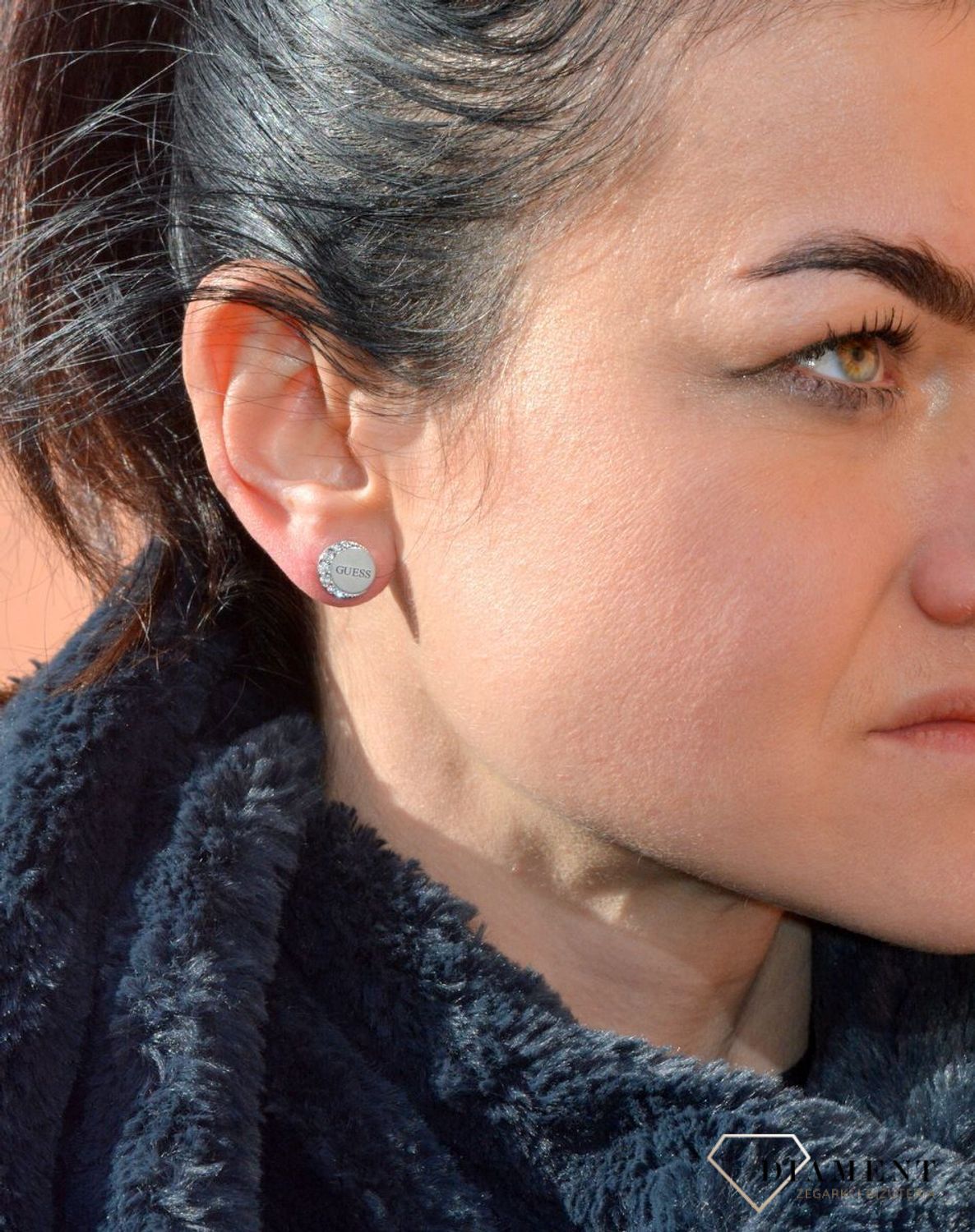 Kolczyki GUESS fazy księżyca z cyrkoniami UBE01195JWRHTU. Kolczyki GUESS Moon Phases. Kolczyki wykonane z najwyższej jakości stali w kolorze srebra. Logo firmy u (2).jpg