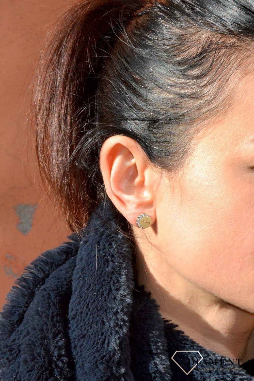 Kolczyki złote GUESS fazy księżyca z cyrkoniami UBE01195JWYGTU. Kolczyki GUESS Moon Phases. Kolczyki wykonane z najwyższej jakości stali w kolorze złota..jpg