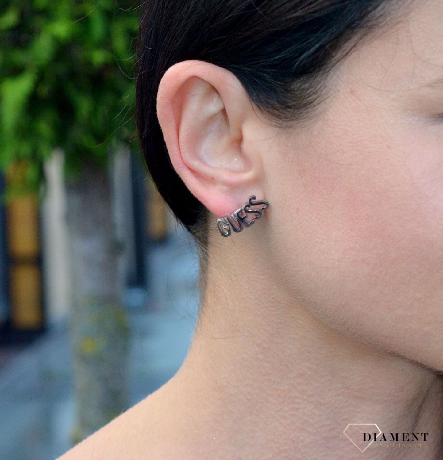 Kolczyki Guess w kolorze srebra UBE20000. Stalowe kolczyki w kolorze srebra wykonane z najwyższej jakości stali. Eleganckie, srebrne kolczyki z ozdobnym elementem w formie napisu Guess.  (2) — kopia.jpg