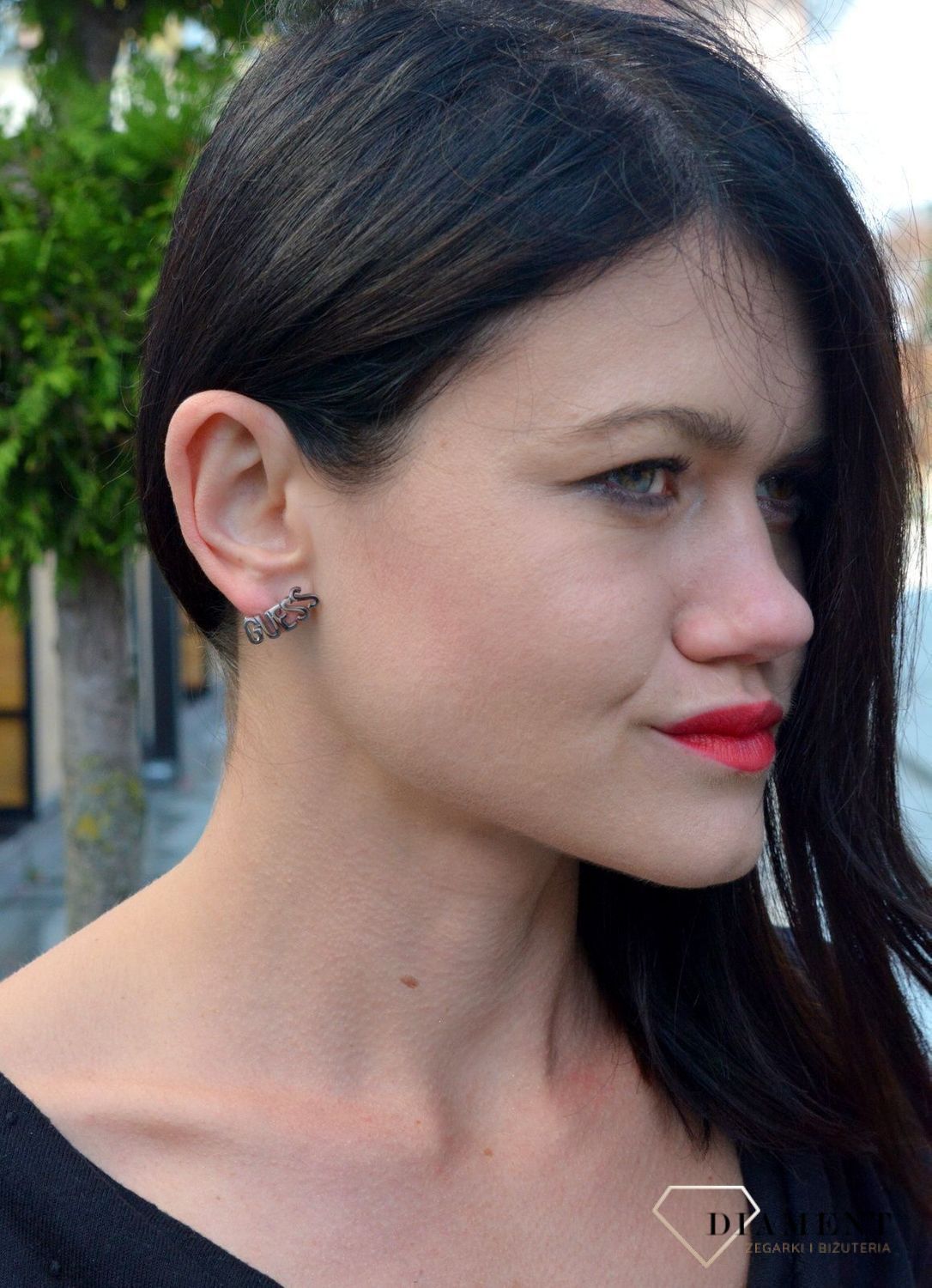 Kolczyki Guess w kolorze srebra UBE20000. Stalowe kolczyki w kolorze srebra wykonane z najwyższej jakości stali. Eleganckie, srebrne kolczyki z ozdobnym elementem w formie napisu Guess.  (2) — kopia.jpg