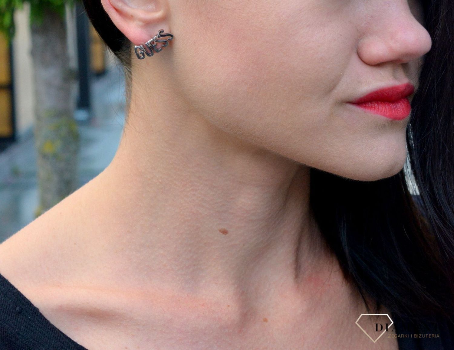 Kolczyki Guess w kolorze srebra UBE20000. Stalowe kolczyki w kolorze srebra wykonane z najwyższej jakości stali. Eleganckie, srebrne kolczyki z ozdobnym elementem w formie napisu Guess.  (2) — kopia.jpg