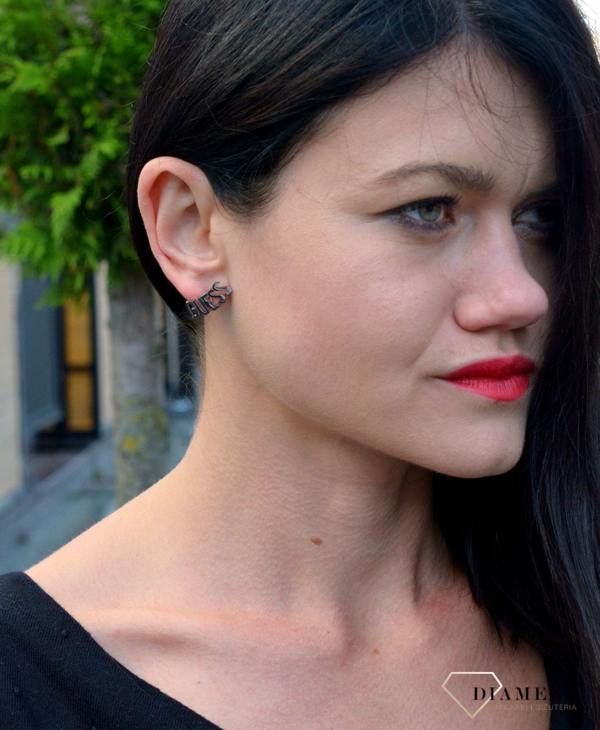 Kolczyki Guess w kolorze srebra UBE20000. Stalowe kolczyki w kolorze srebra wykonane z najwyższej jakości stali. Eleganckie, srebrne kolczyki z ozdobnym elementem w formie napisu Guess.  (2) — kopia.jpg