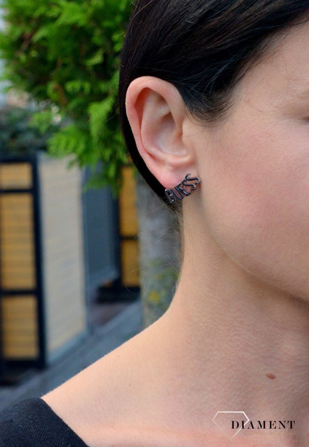 Kolczyki Guess w kolorze srebra UBE20000. Stalowe kolczyki w kolorze srebra wykonane z najwyższej jakości stali. Eleganckie, srebrne kolczyki z ozdobnym elementem w formie napisu Guess.  (2) — kopia.jpg