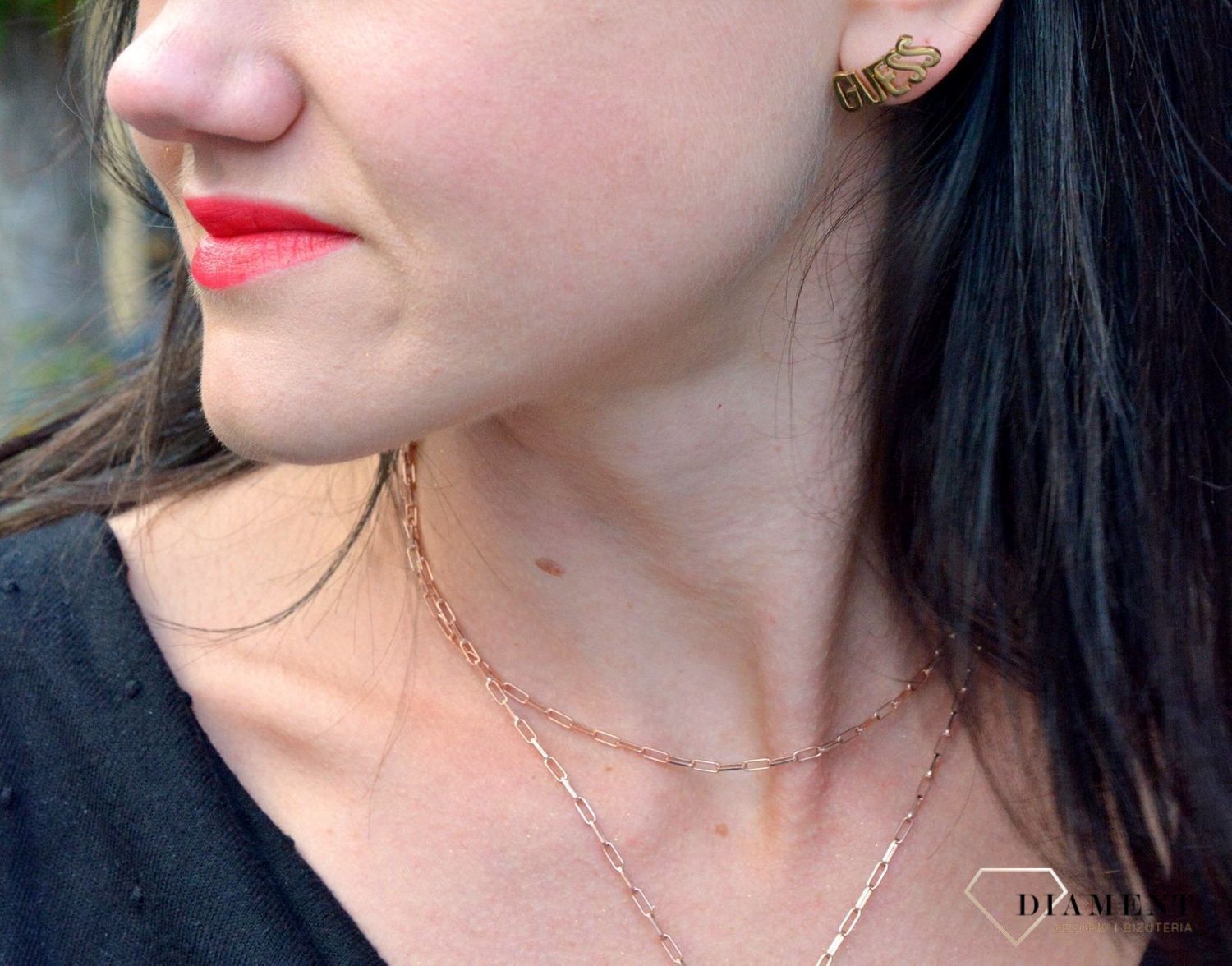 Kolczyki Guess w kolorze złotym UBE20001. Stalowe kolczyki w kolorze złotym wykonane z najwyższej jakości stali. Eleganckie, srebrne kolczyki z ozdobnym elementem w formie napisu Guess.  (2).jpg