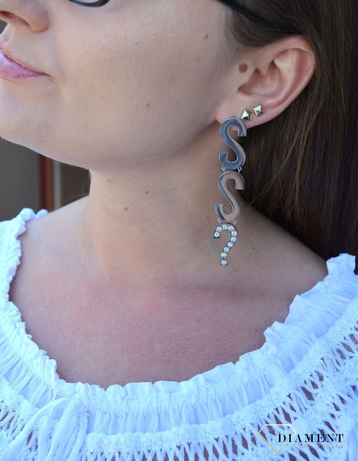 Kolczyki GUESS stalowe duży napis Guess UBE20002. Stalowe kolczyki duży napis Guess. Wiszące kolczyki z wygodnym zapięciem na sztyft. Kolczyki zostały wykonane w modny sposób. Idealnie komponuje się z ponadczasowym b.webp