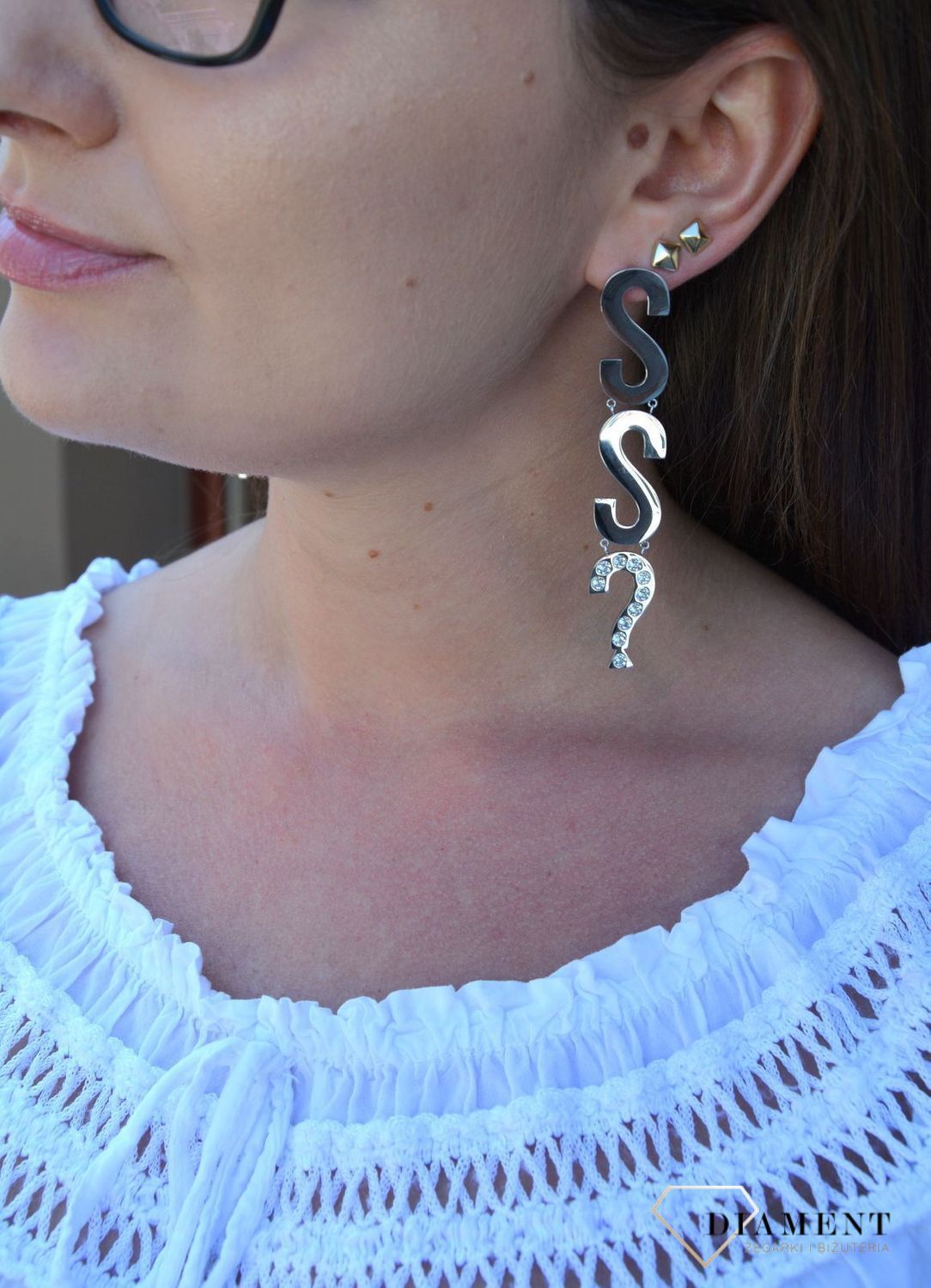 Kolczyki GUESS stalowe duży napis Guess UBE20002. Stalowe kolczyki duży napis Guess. Wiszące kolczyki z wygodnym zapięciem na sztyft. Kolczyki zostały wykonane w modny sposób. Idealnie komponuje się z ponadczasowym b.webp