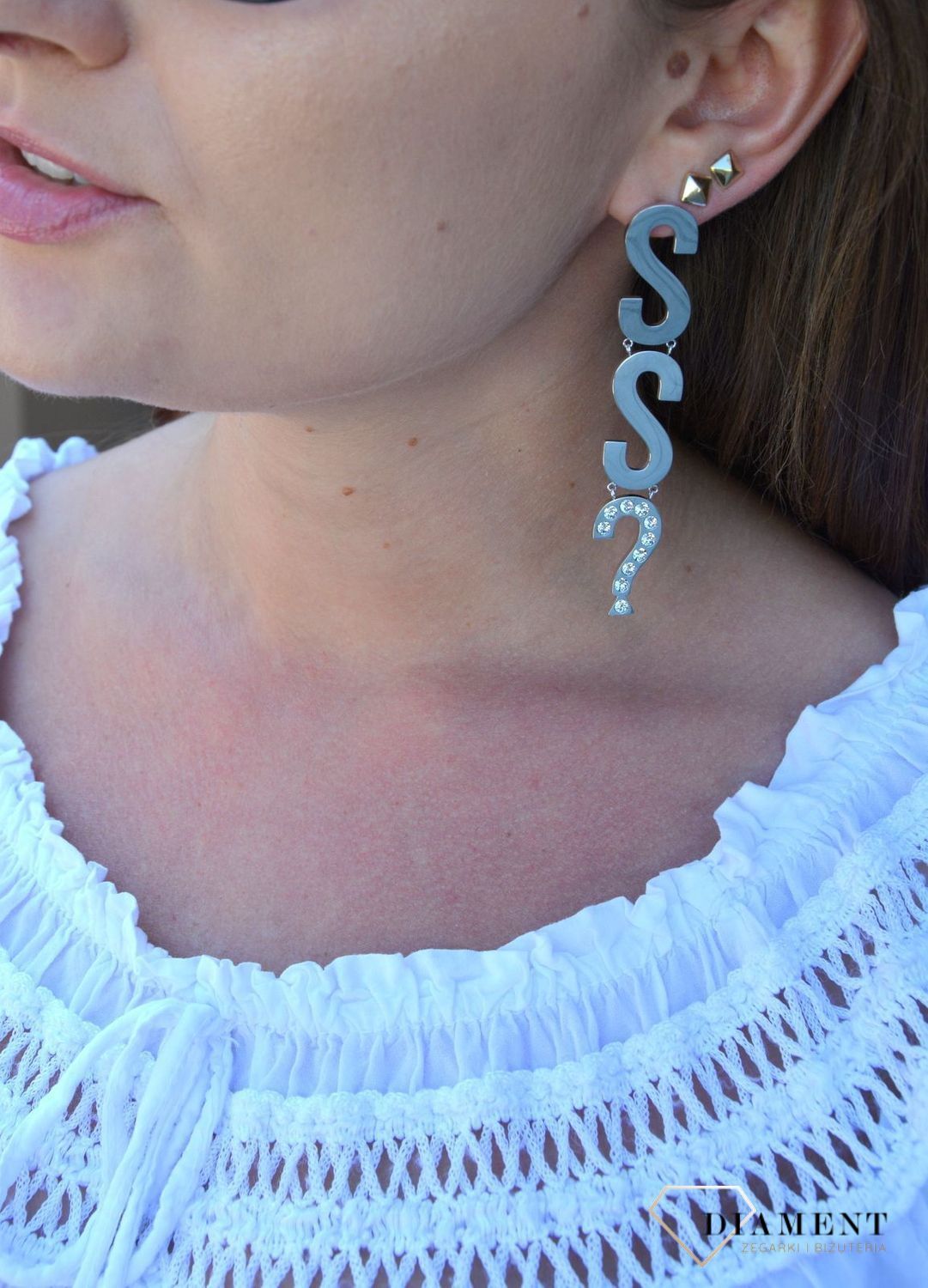 Kolczyki GUESS stalowe duży napis Guess UBE20002. Stalowe kolczyki duży napis Guess. Wiszące kolczyki z wygodnym zapięciem na sztyft. Kolczyki zostały wykonane w modny sposób. Idealnie komponuje się z ponadczasowym b.webp