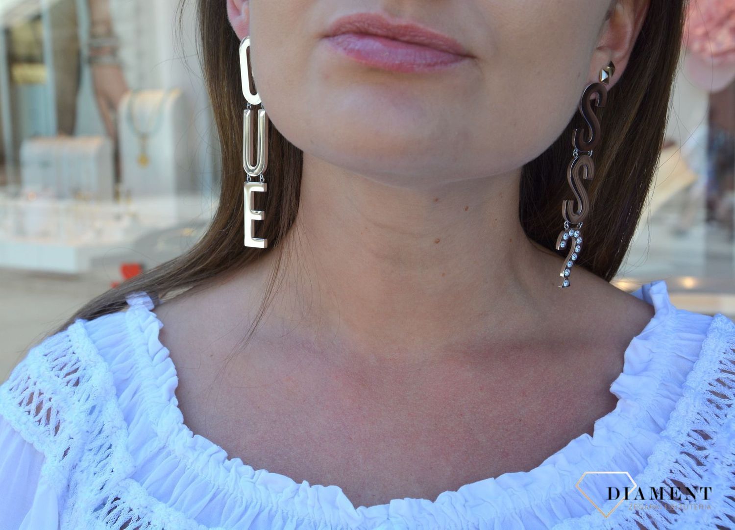 Kolczyki GUESS stalowe duży napis Guess UBE20002. Stalowe kolczyki duży napis Guess. Wiszące kolczyki z wygodnym zapięciem na sztyft. Kolczyki zostały wykonane w modny sposób. Idealnie komponuje się z ponadczasowym b.webp