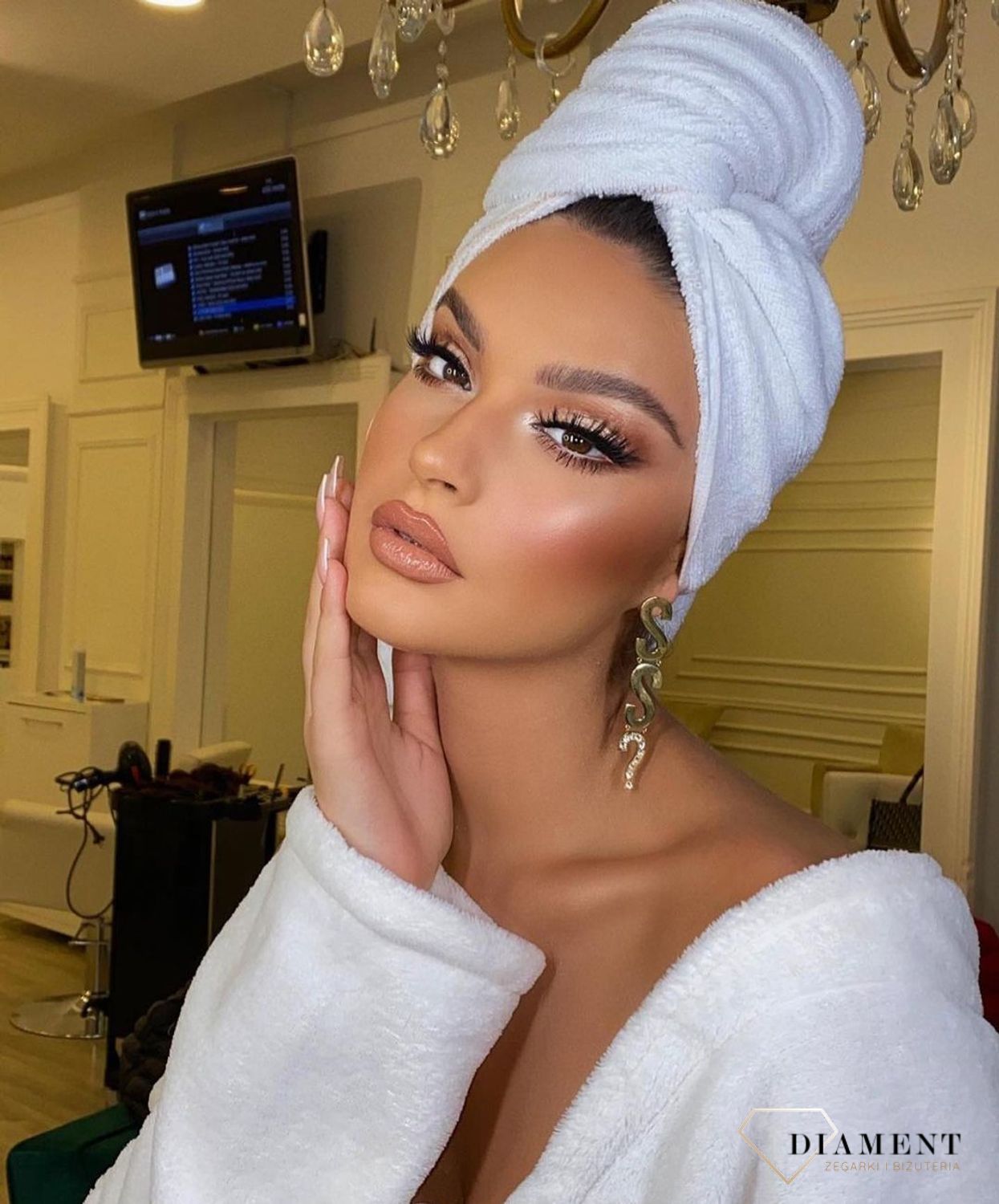 Kolczyki GUESS stalowe pozłacane duży napis Guess UBE20003. Stalowe kolczyki pozłacane duży napis Guess. Wiszące pozłacane kolczyki z wygodnym zapięciem na sztyft. Kolczyki zostały wykonane w modny sposób. Idealnie k.jpg