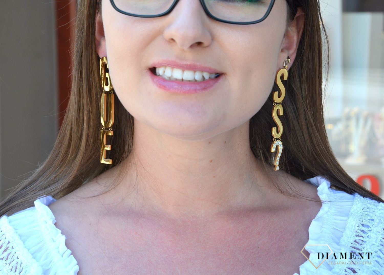 Kolczyki GUESS stalowe pozłacane duży napis Guess UBE20003. Stalowe kolczyki pozłacane duży napis Guess. Wiszące pozłacane kolczyki z wygodnym zapięciem na sztyft. Kolczyki zostały wykonane w modny sposób. Idealnie k.jpg