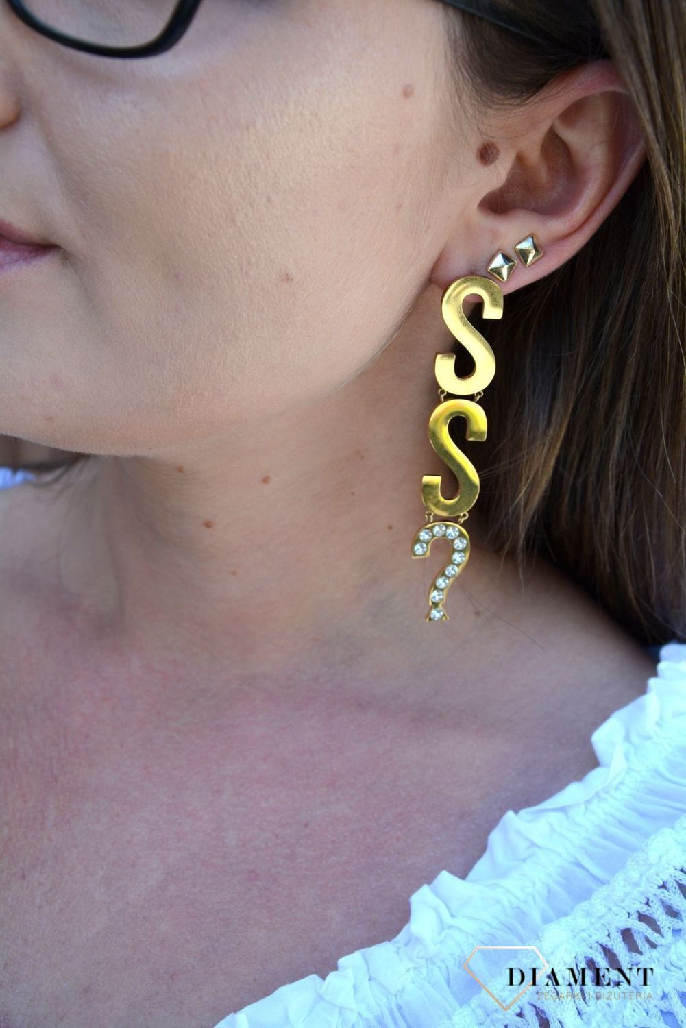 Kolczyki GUESS stalowe pozłacane duży napis Guess UBE20003. Stalowe kolczyki pozłacane duży napis Guess. Wiszące pozłacane kolczyki z wygodnym zapięciem na sztyft. Kolczyki zostały wykonane w modny sposób. Idealnie k.jpg