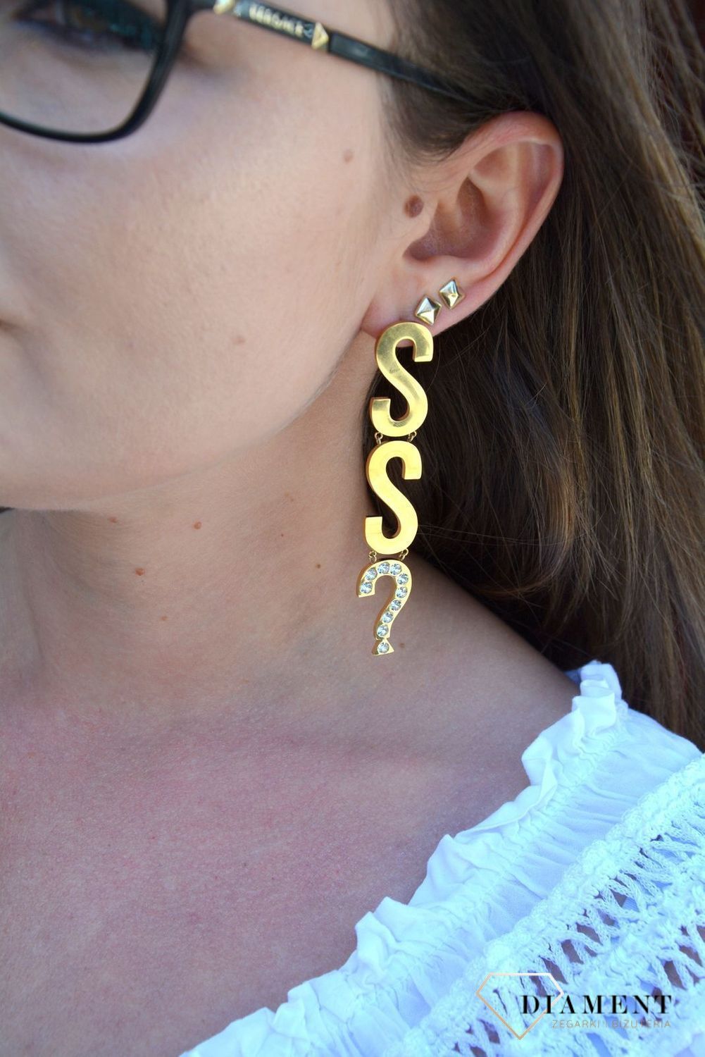 Kolczyki GUESS stalowe pozłacane duży napis Guess UBE20003. Stalowe kolczyki pozłacane duży napis Guess. Wiszące pozłacane kolczyki z wygodnym zapięciem na sztyft. Kolczyki zostały wykonane w modny sposób. Idealnie k.jpg