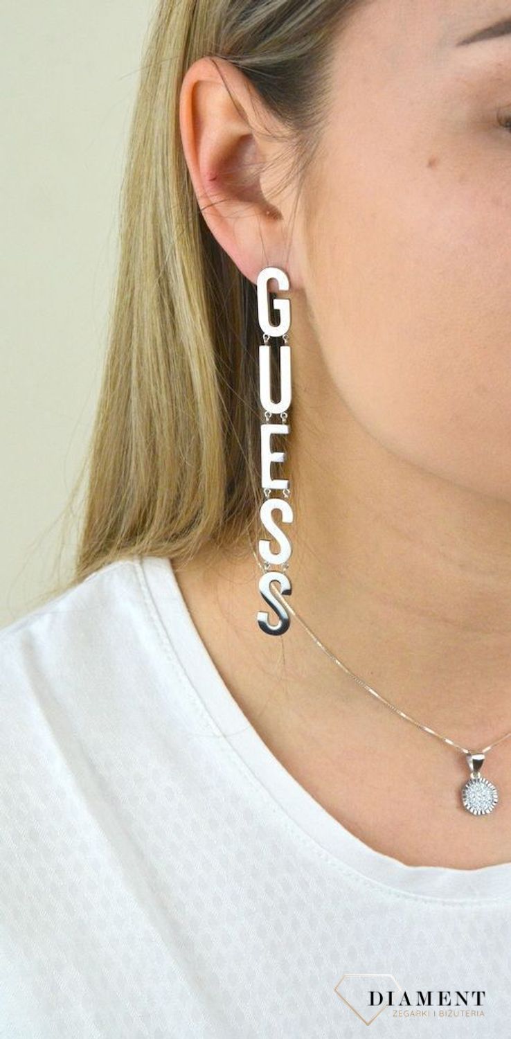 Kolczyki damskie GUESS stalowe duży napis Guess UBE20004.jpg
