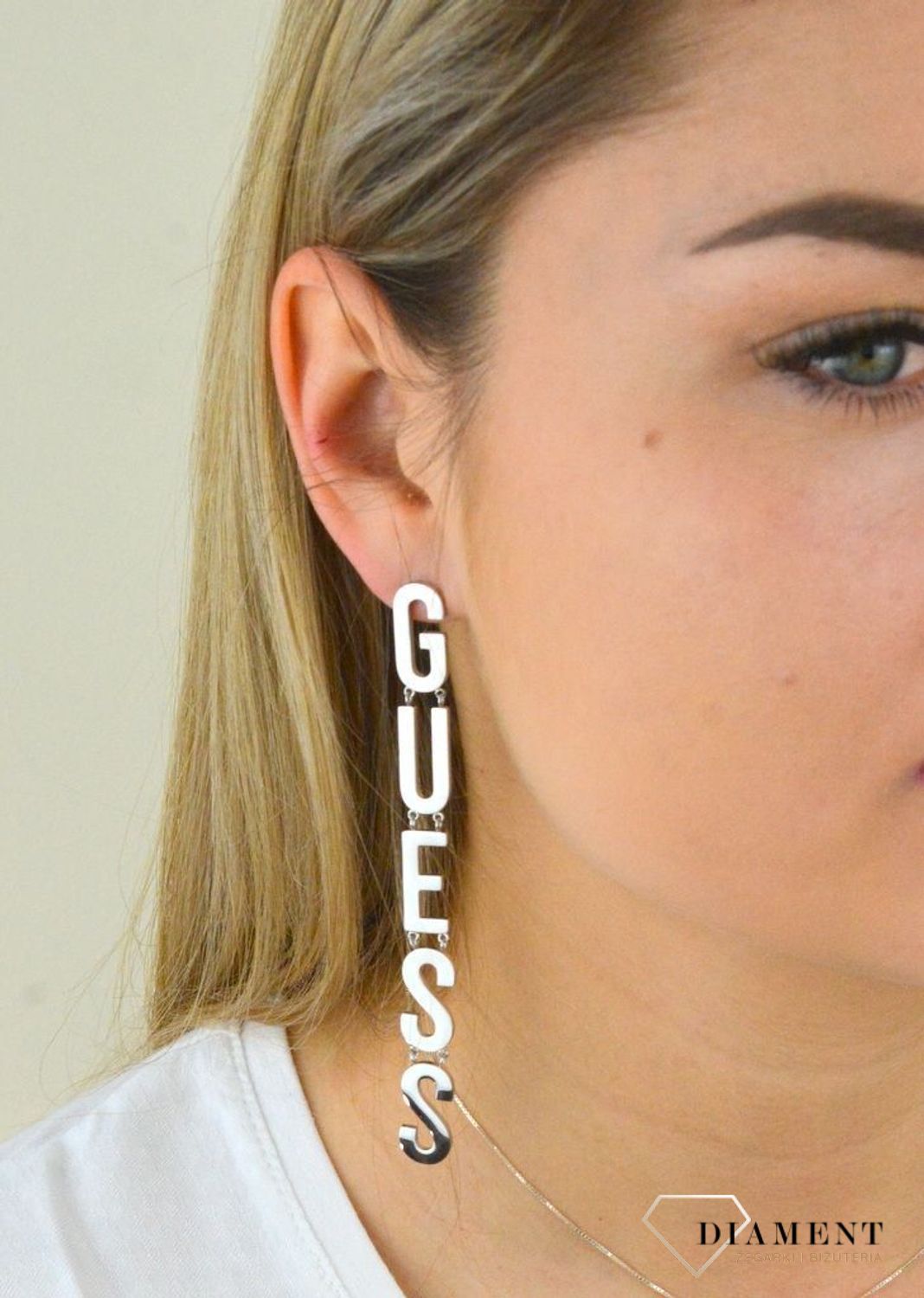 Kolczyki damskie GUESS stalowe duży napis Guess UBE20004.jpg