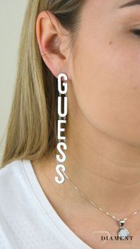 Kolczyki damskie GUESS stalowe duży napis Guess UBE20004. Stalowe kolczyki duży napis Guess. Wiszące kolczyki Guess z wygodnym zapięciem na sztyft. Kolczyki zostały wykonane w modny sposób (4).JPG