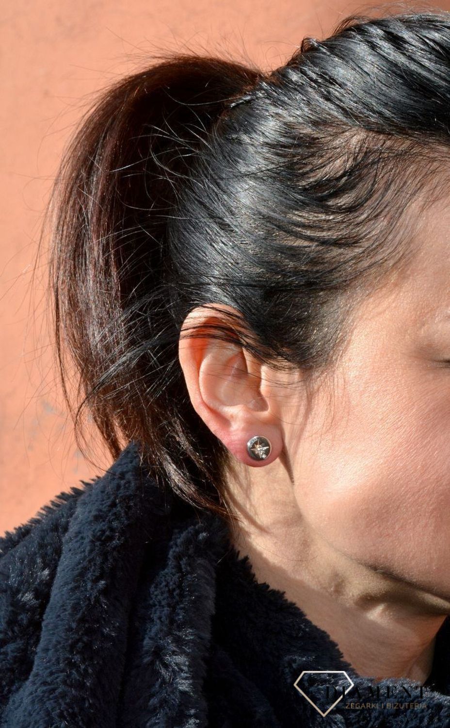 Kolczyki GUESS Wanderlust w kolorze srebra UBE20017. Kolczyki GUESS Wanderlust w kolorze srebra z cyrkoniami. Stalowe kolczyki pozłacane wykonane z najwyższej jako.jpg