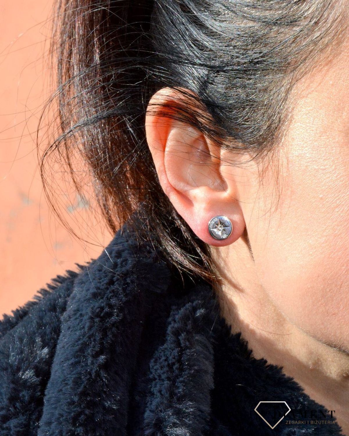 Kolczyki GUESS Wanderlust w kolorze srebra UBE20017. Kolczyki GUESS Wanderlust w kolorze srebra z cyrkoniami. Stalowe kolczyki pozłacane wykonane z najwyższej jako.jpg