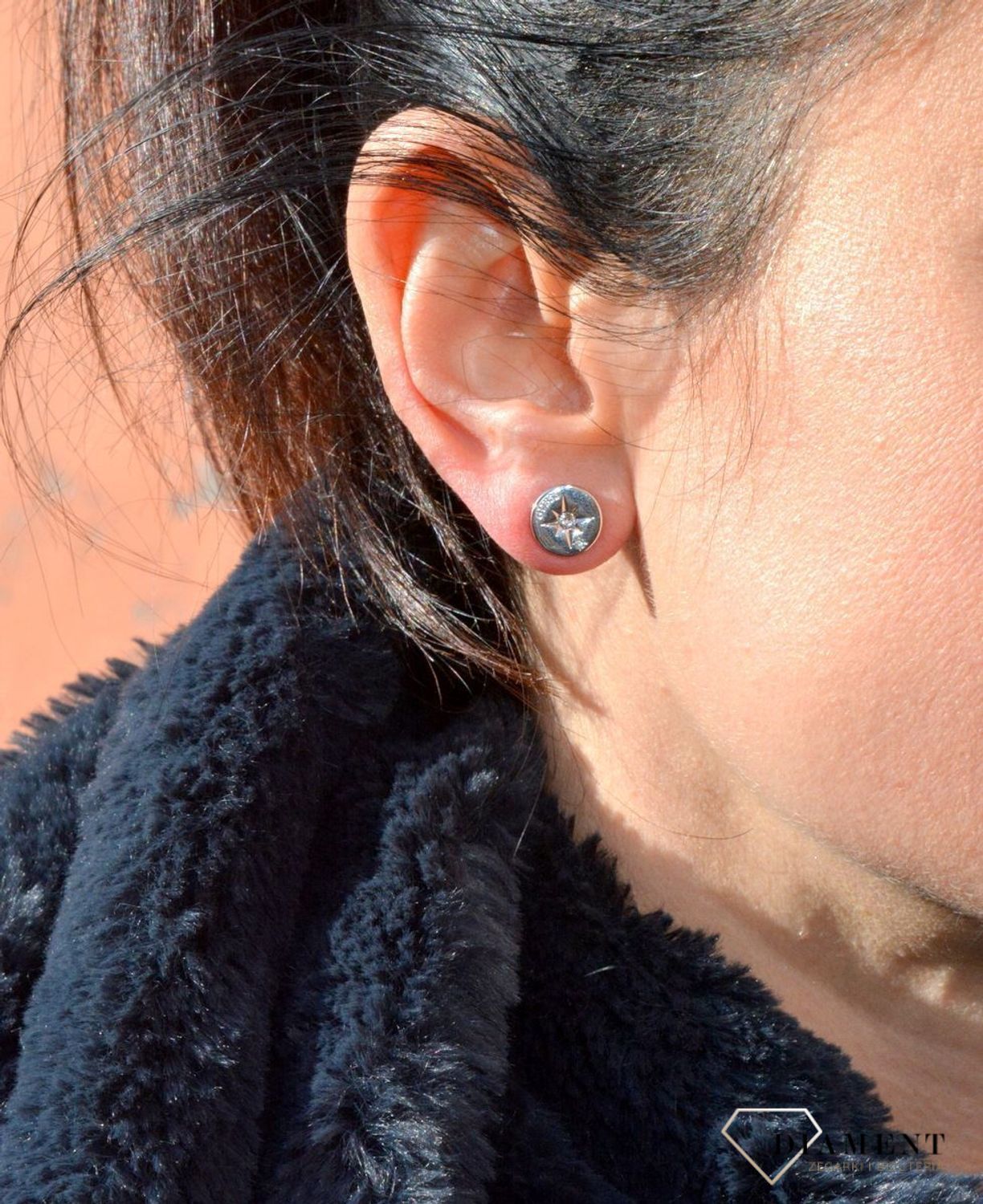 Kolczyki GUESS Wanderlust w kolorze srebra UBE20017. Kolczyki GUESS Wanderlust w kolorze srebra z cyrkoniami. Stalowe kolczyki pozłacane wykonane z najwyższej jako.jpg