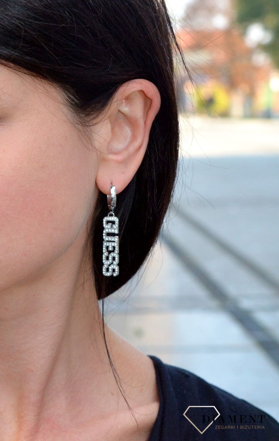 Kolczyki GUESS stalowe duży napis Guess z cyrkonią UBE20026.jpg