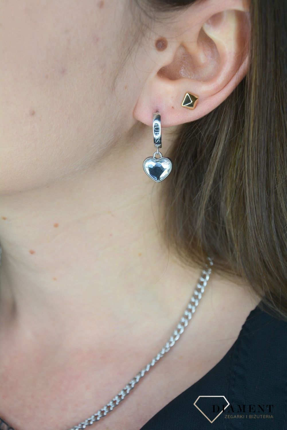 Kolczyki GUESS stalowe koła z wiszącym sercem UBE70028.jpg