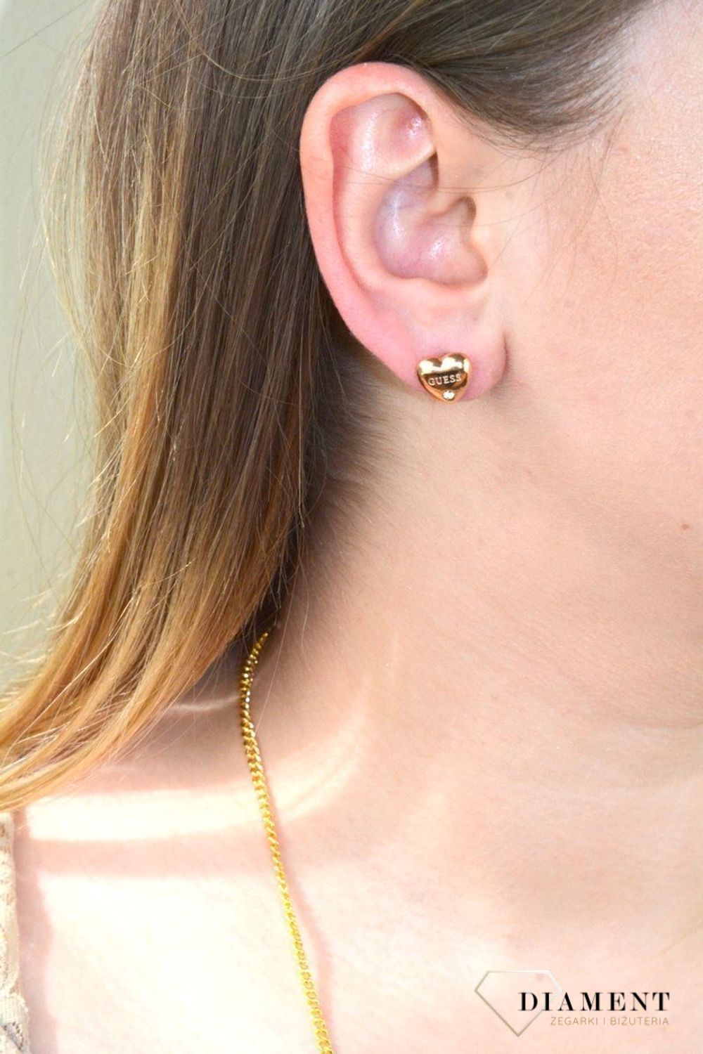 Kolczyki serca GUESS różowe złoto z cyrkonią UBE70106. Stalowe kolczyki w kształcie serca ozdobione napisem Guess i błyszczącą cyrkonią. Kolczyki w kolorze różowego złota, wypukłe..jpg