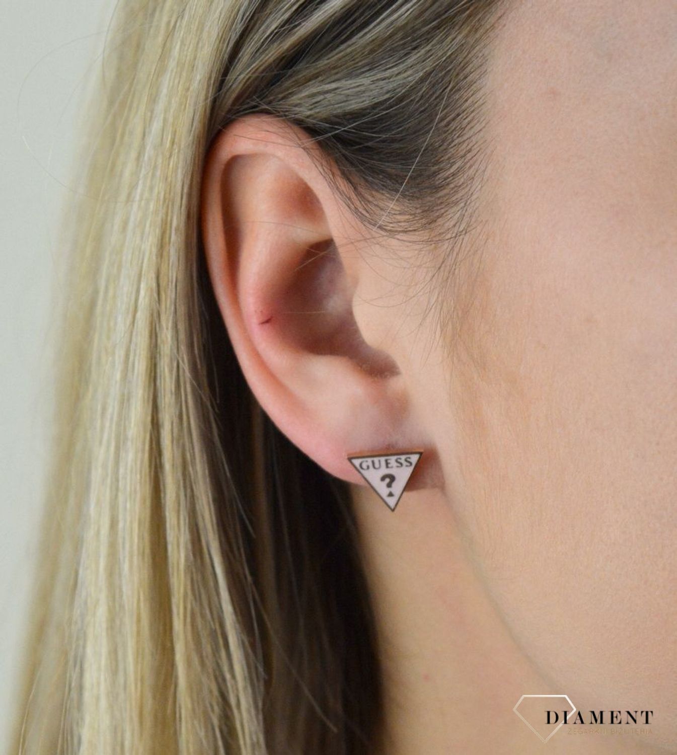 Kolczyki GUESS trójkąty jasny róż UBE70122.jpg
