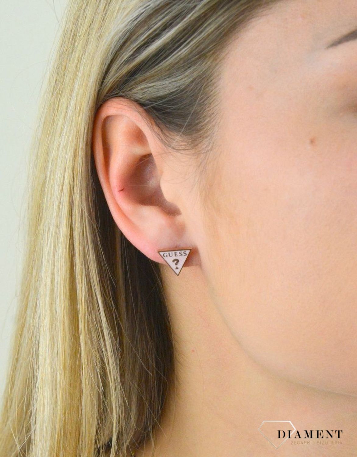Kolczyki GUESS trójkąty jasny róż UBE70122.jpg