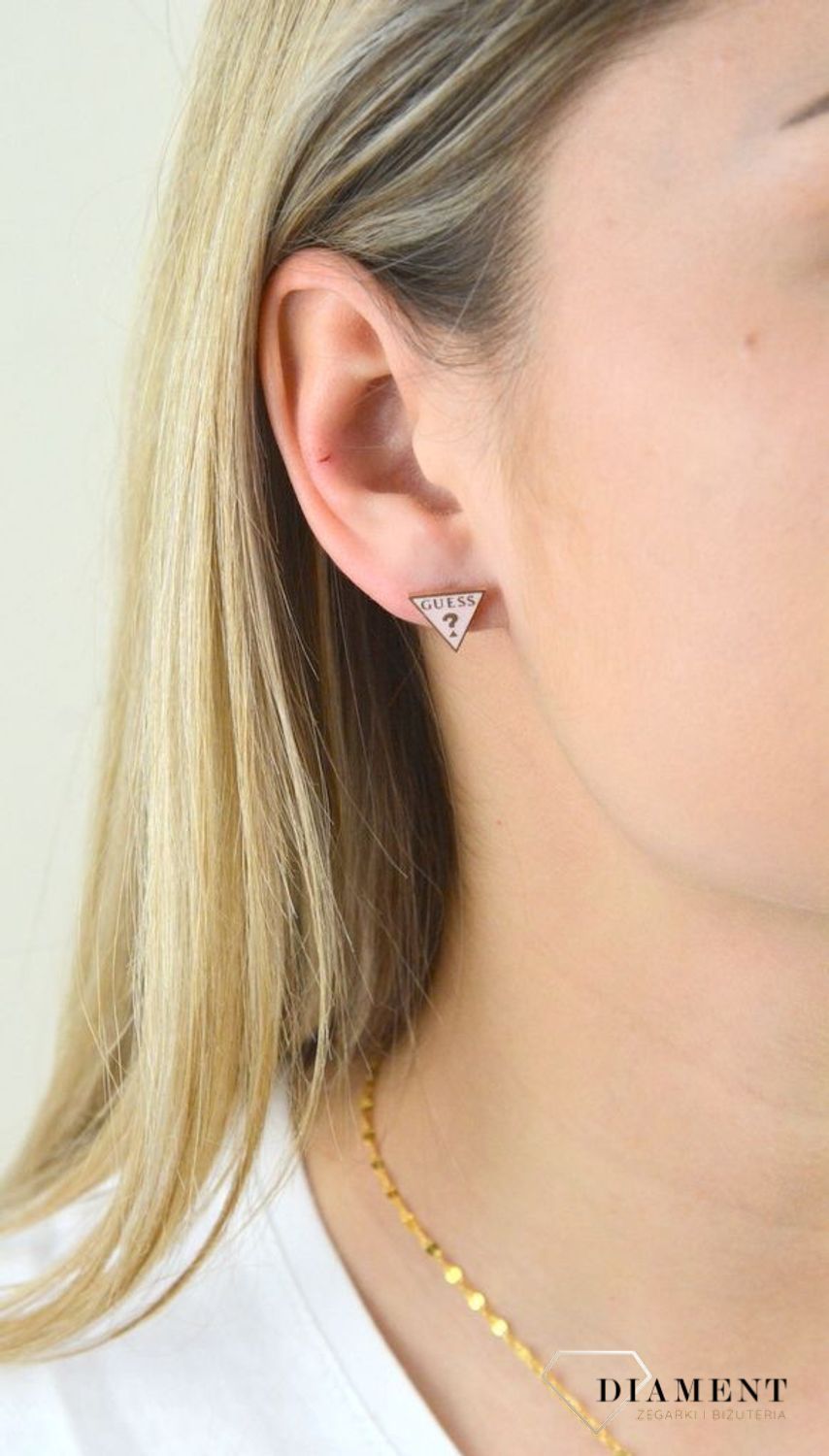 Kolczyki GUESS trójkąty jasny róż UBE70122.jpg