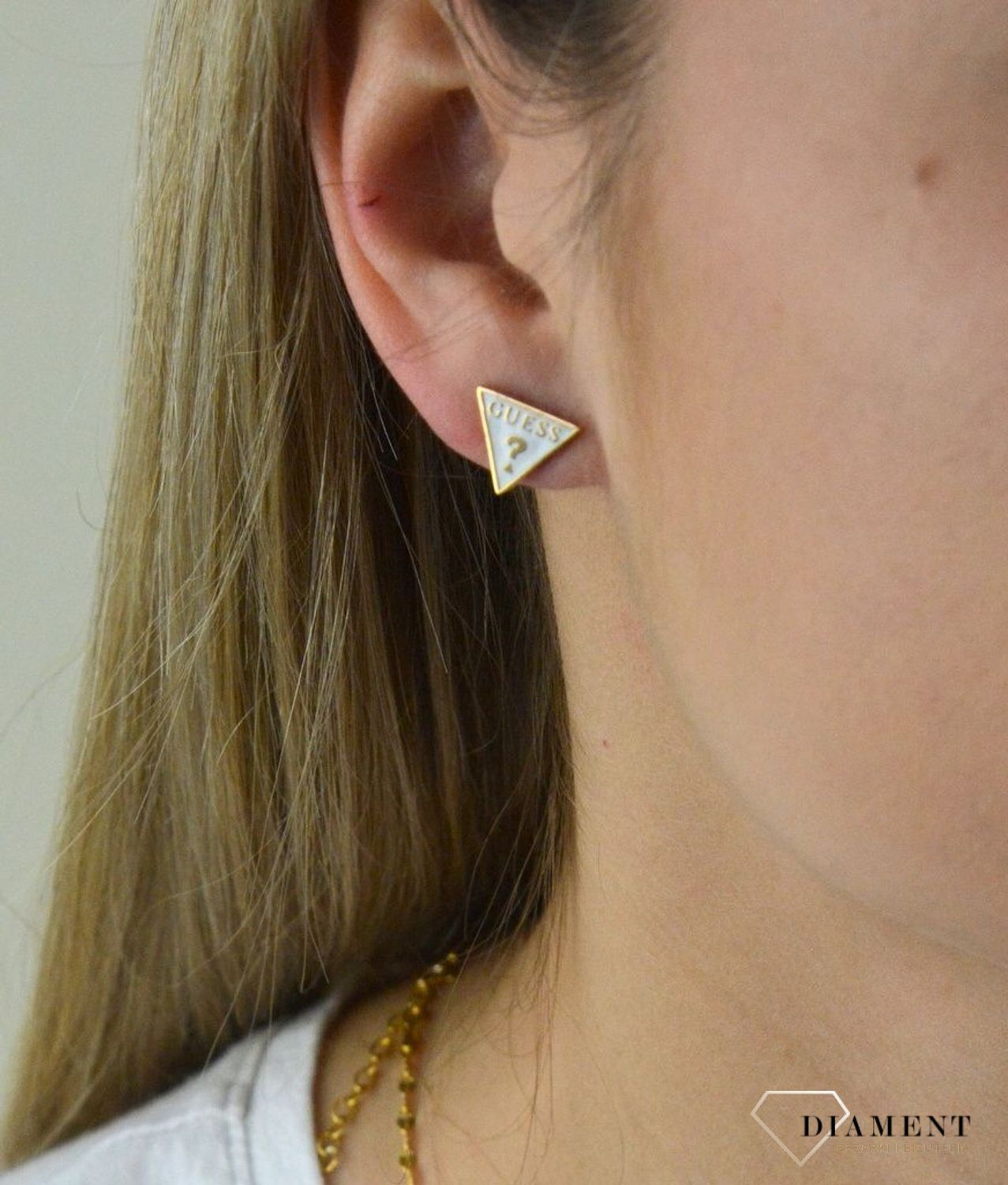 Kolczyki GUESS trójkąty białe UBE70129.jpg