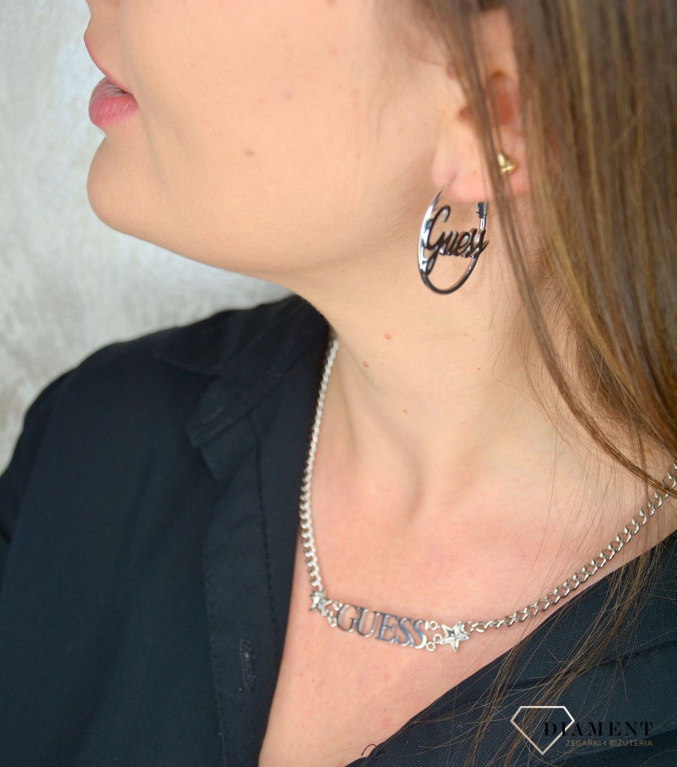 Kolczyki GUESS stalowe koła z wyraźnym napisem UBE70130.jpg