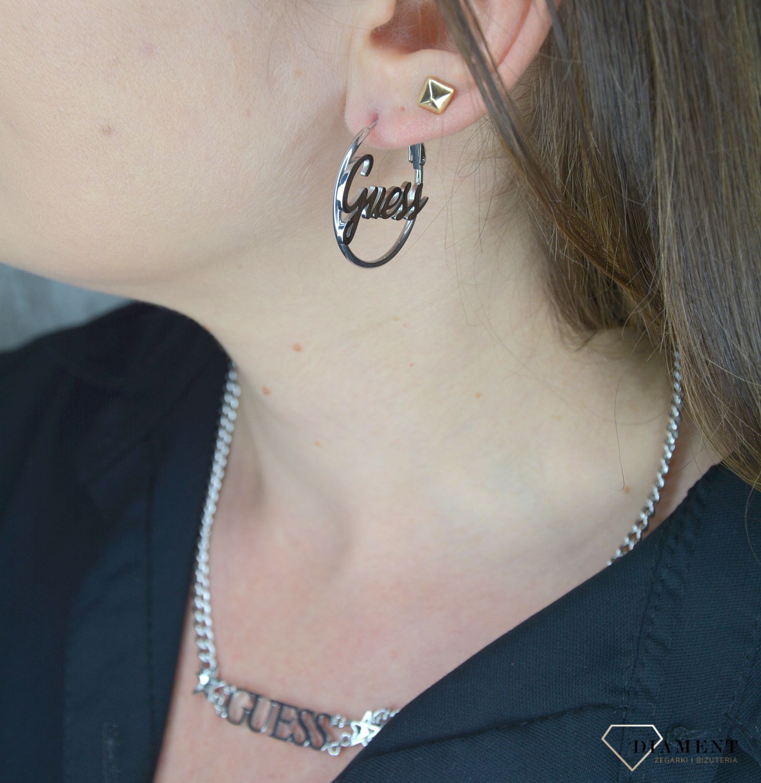 Kolczyki GUESS stalowe koła z wyraźnym napisem UBE70130.jpg