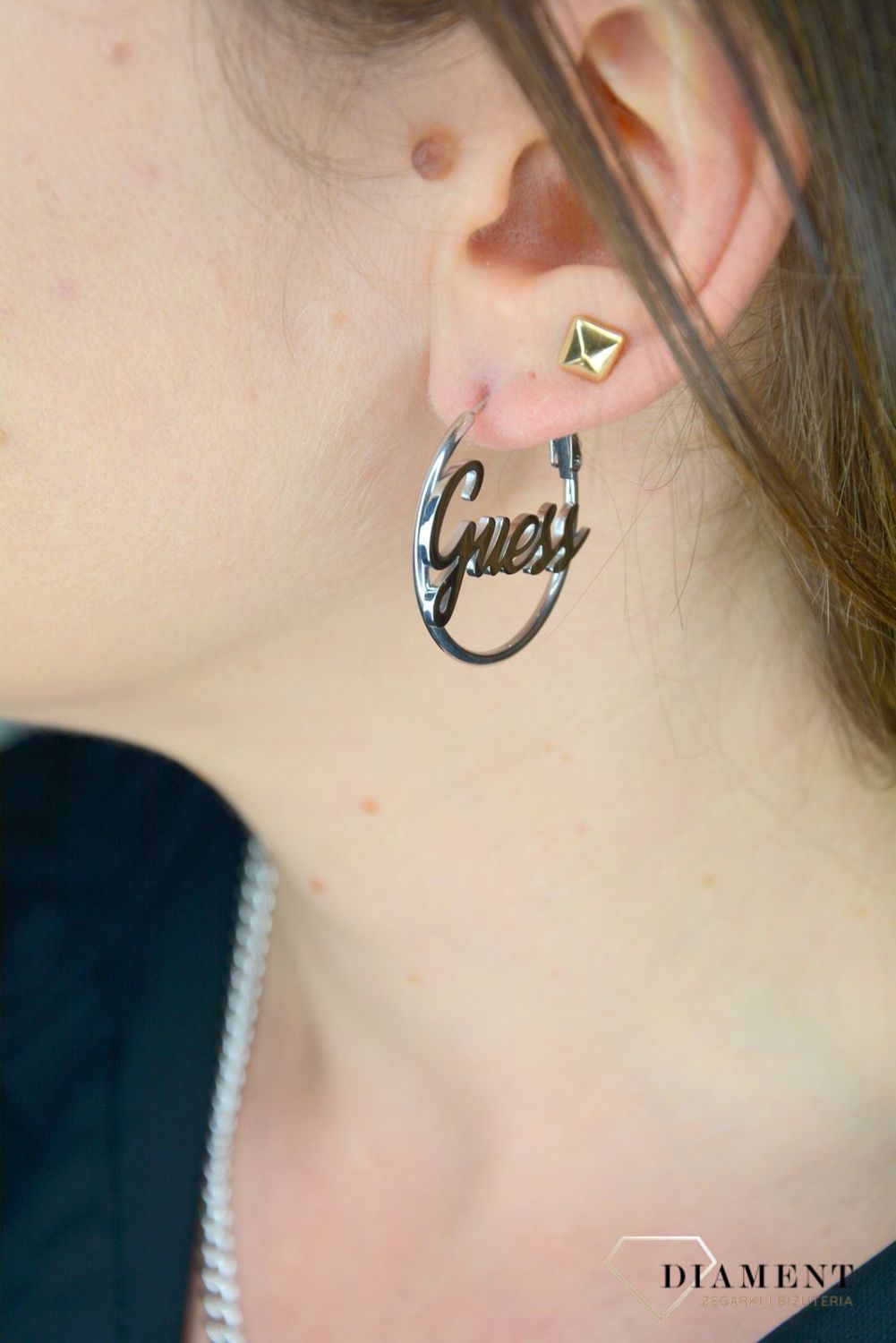 Kolczyki GUESS stalowe koła z wyraźnym napisem UBE70130.jpg