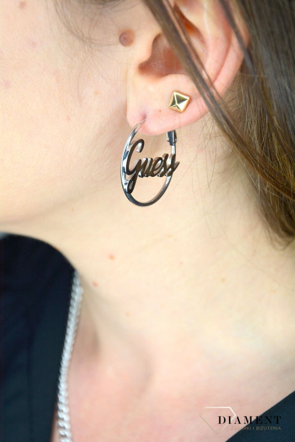 Kolczyki GUESS stalowe koła z wyraźnym napisem UBE70130.jpg