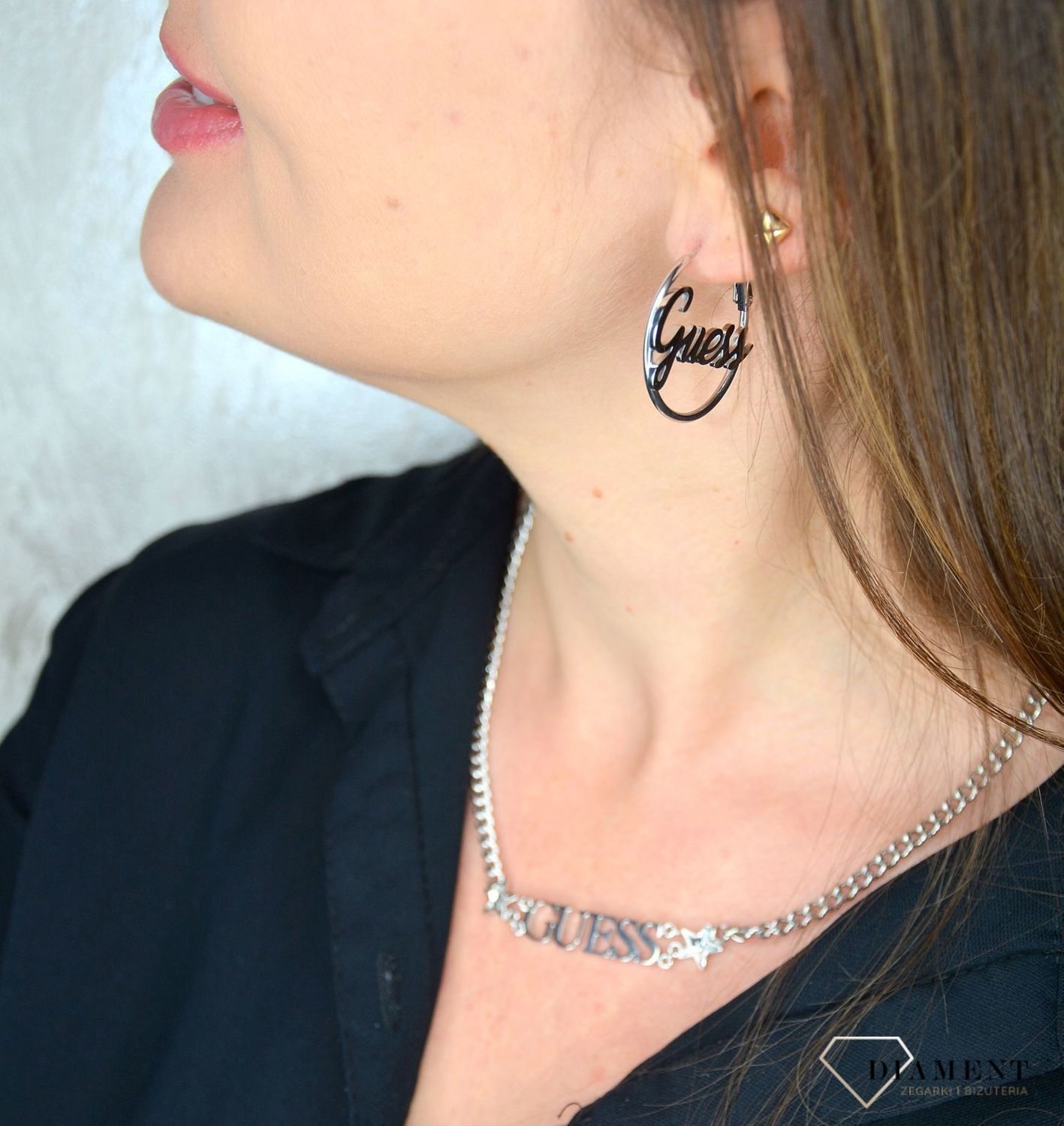 Kolczyki GUESS stalowe koła z wyraźnym napisem UBE70130.jpg