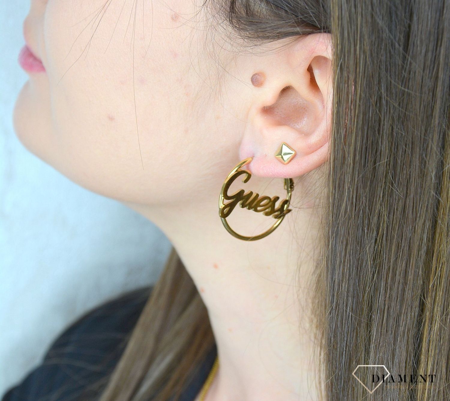 Kolczyki GUESS koła pozłacane z dużym napisem UBE70131.jpg