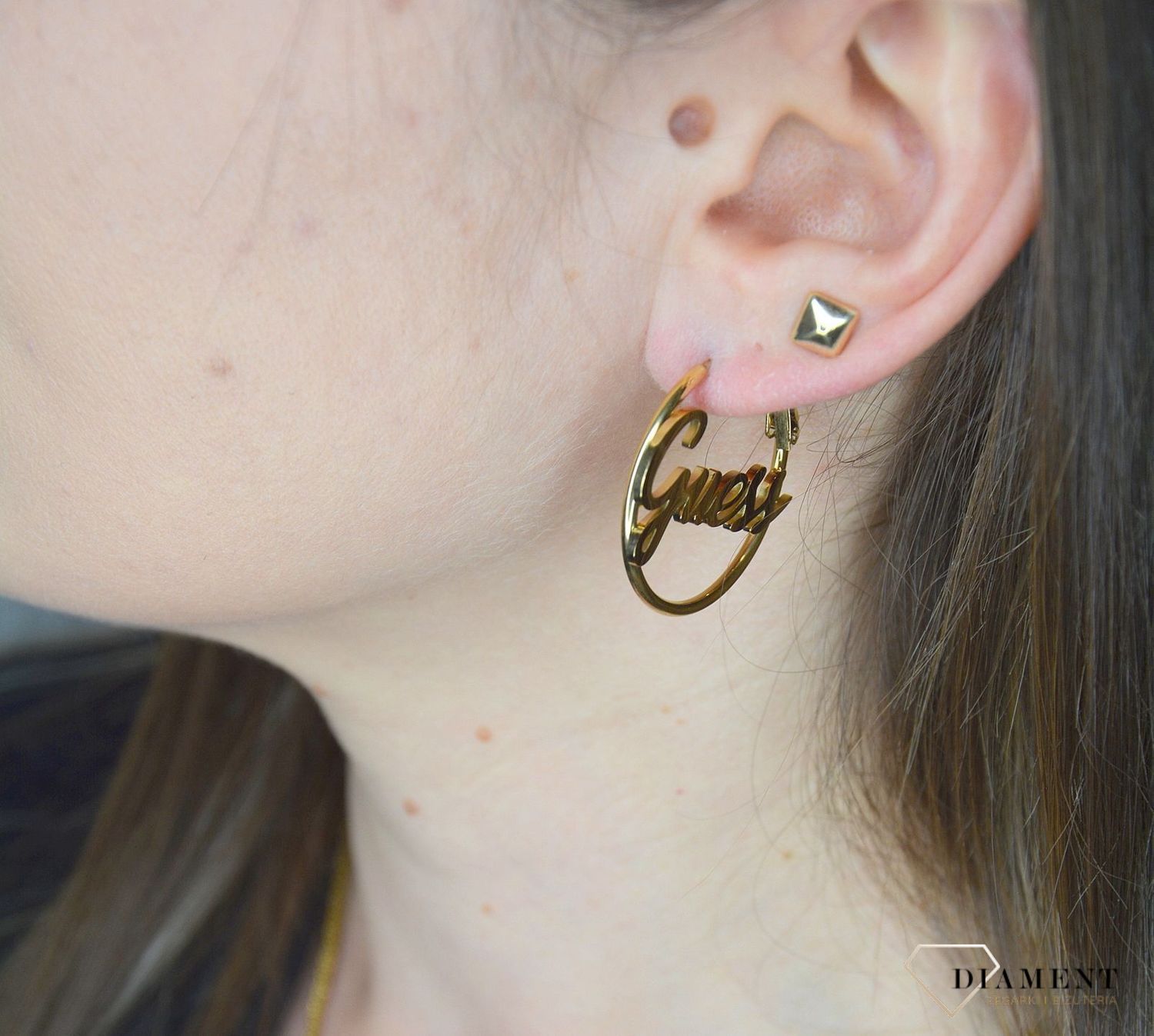 Kolczyki GUESS koła pozłacane z dużym napisem UBE70131.jpg