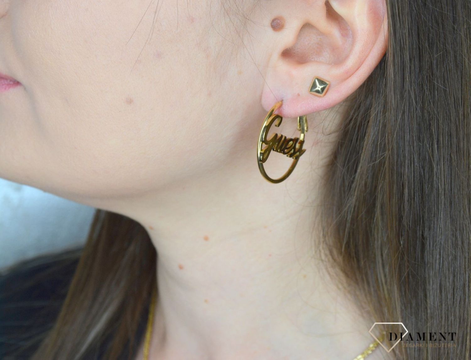 Kolczyki GUESS koła pozłacane z dużym napisem UBE70131.jpg
