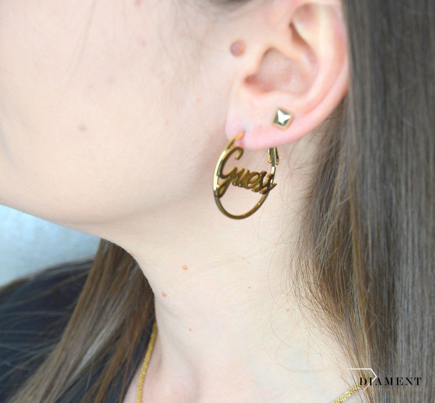 Kolczyki GUESS koła pozłacane z dużym napisem UBE70131.jpg