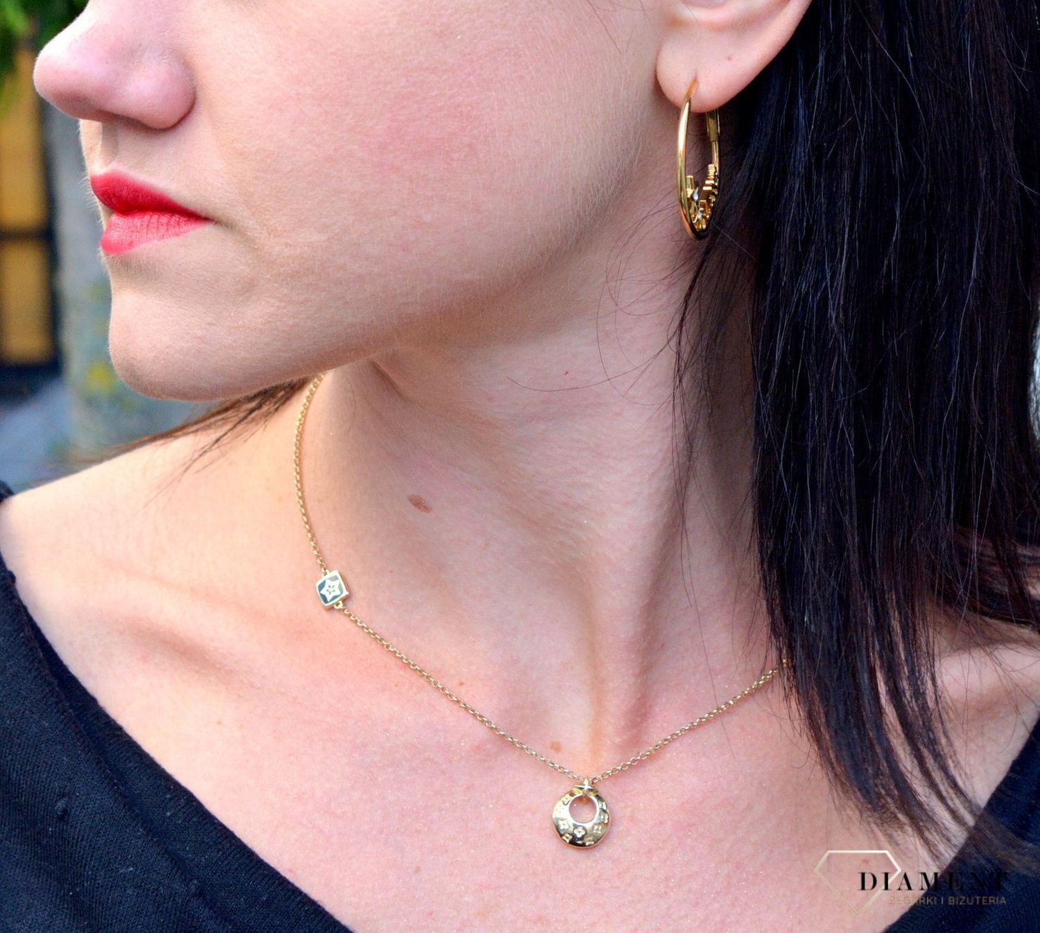 Kolczyki koła napis GUESS pozłacane z gwiazdkami UBE70169.jpg