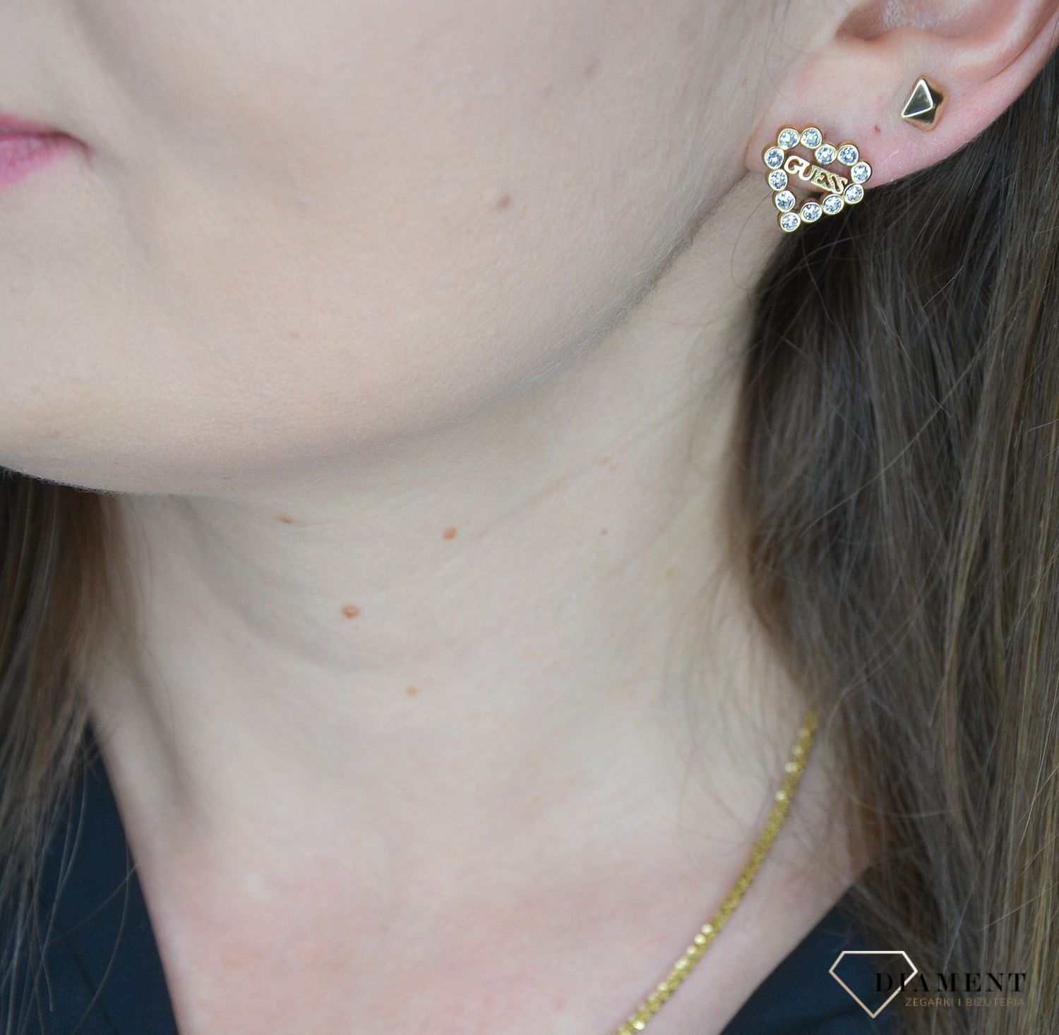 Kolczyki GUESS pozłacane serce w nowoczesnej formie UBE70171.jpg