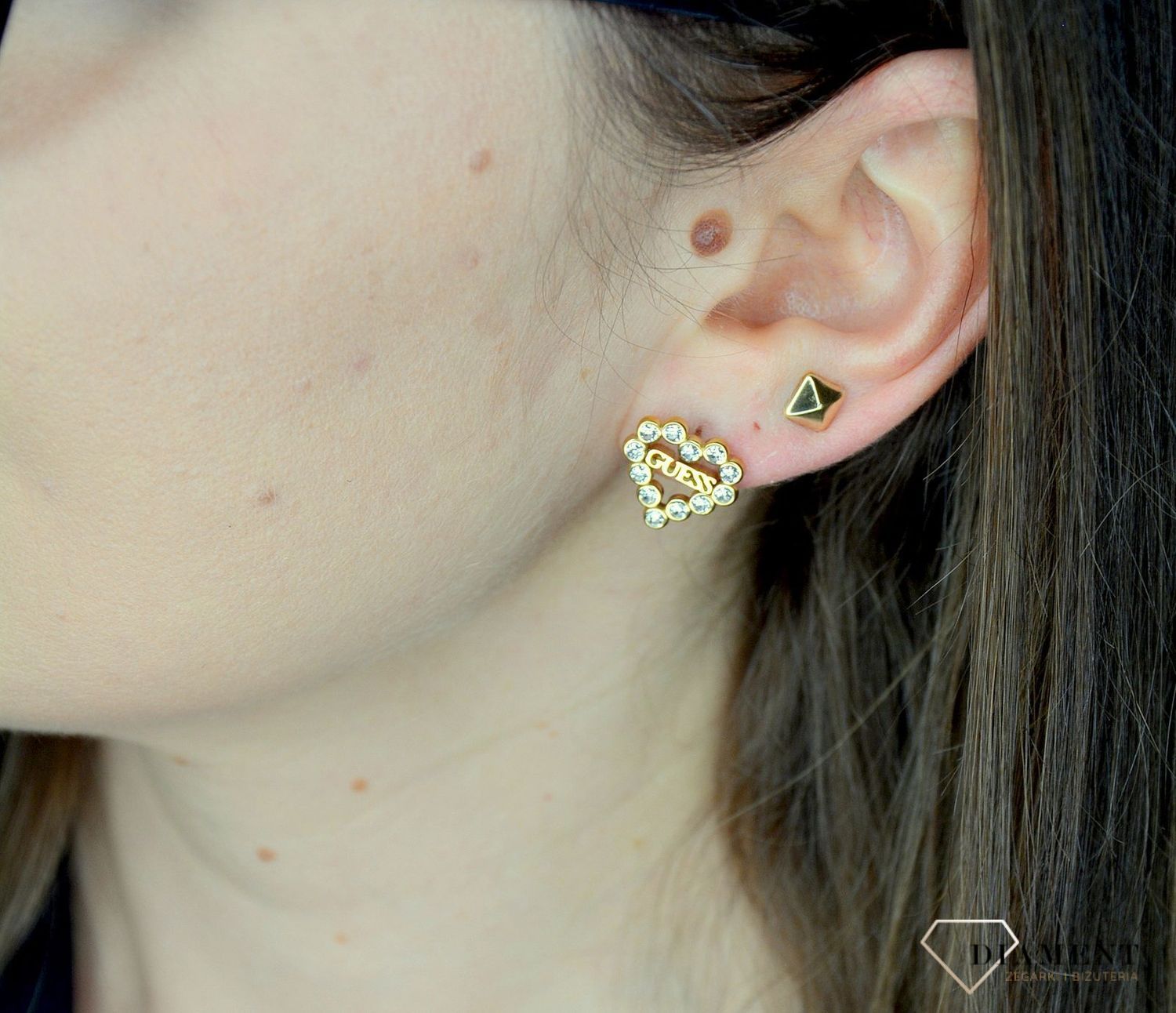 Kolczyki GUESS pozłacane serce w nowoczesnej formie UBE70171.jpg