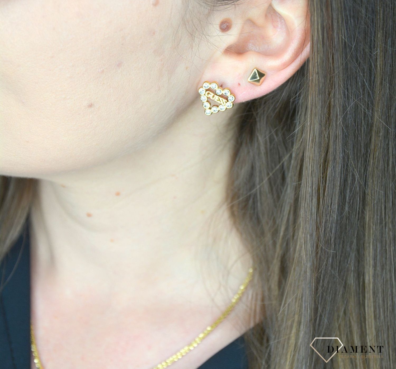 Kolczyki GUESS pozłacane serce w nowoczesnej formie UBE70171.jpg