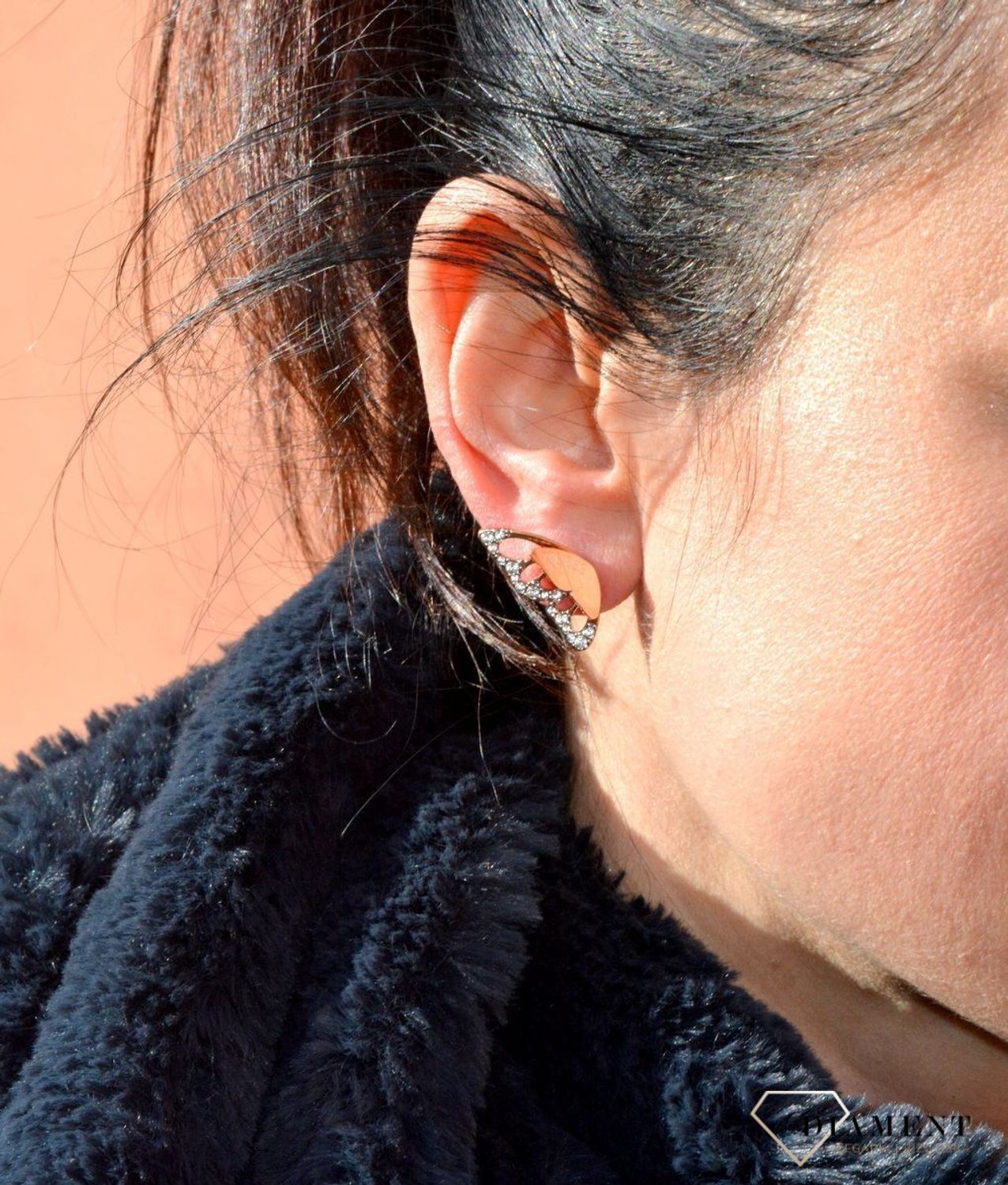 Kolczyki GUESS różowe złoto motylki ozdobione cyrkoniami UBE70189. Kolczyki GUESS w kolorze różowego złota 'świecące motylki'..jpg