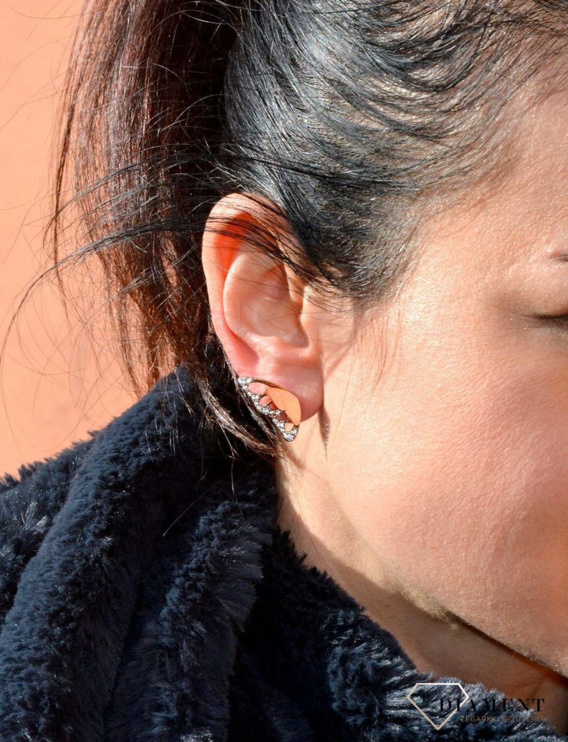 Kolczyki GUESS różowe złoto motylki ozdobione cyrkoniami UBE70189. Kolczyki GUESS w kolorze różowego złota 'świecące motylki'..jpg